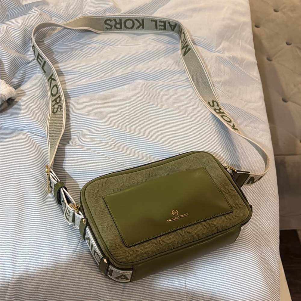 Super cute Michael Kors Olive Green Crossbody Bag!! Only used once!!